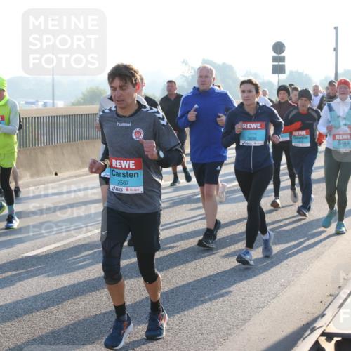 03.10.2025 - Köhlbrandbrückenlauf Lena Gebhardt http://msf.ph/oto/9061256 03.10.2025 09:19:40 Position 1 2587, 3838, 1730 meine-sportfotos.de
