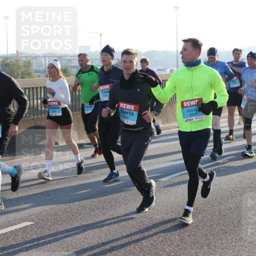 03.10.2025 - Köhlbrandbrückenlauf Lena Gebhardt http://msf.ph/oto/9061540 03.10.2025 09:19:48 Position 1 1450, 1203, 2711, 1257, 2767, 3804 meine-sportfotos.de
