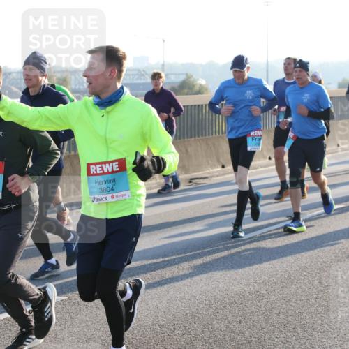 03.10.2025 - Köhlbrandbrückenlauf Lena Gebhardt http://msf.ph/oto/9061566 03.10.2025 09:19:49 Position 1 1203, 2767, 3804, 2015, 20 meine-sportfotos.de