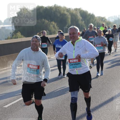03.10.2025 - Köhlbrandbrückenlauf Jannik Wohlers http://msf.ph/oto/9061569 03.10.2025 09:23:03 Position 3 3677, 3675 meine-sportfotos.de