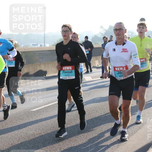 03.10.2025 - Köhlbrandbrückenlauf Lena Gebhardt http://msf.ph/oto/9061655 03.10.2025 09:19:51 Position 1 2942, 3411, 3411, 111 meine-sportfotos.de