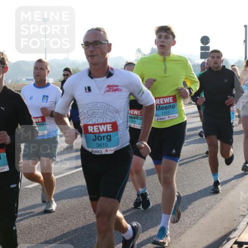 03.10.2025 - Köhlbrandbrückenlauf Lena Gebhardt http://msf.ph/oto/9061676 03.10.2025 09:19:52 Position 1 3411, 3410, 1335, 1111 meine-sportfotos.de