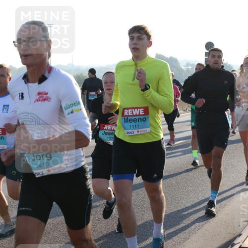 03.10.2025 - Köhlbrandbrückenlauf Lena Gebhardt http://msf.ph/oto/9061683 03.10.2025 09:19:52 Position 1 3071, 3410, 1335, 1111, 10 meine-sportfotos.de