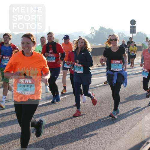 03.10.2025 - Köhlbrandbrückenlauf Lena Gebhardt http://msf.ph/oto/9061893 03.10.2025 09:20:00 Position 1 3484, 1350, 3272, 1327, 1331 meine-sportfotos.de