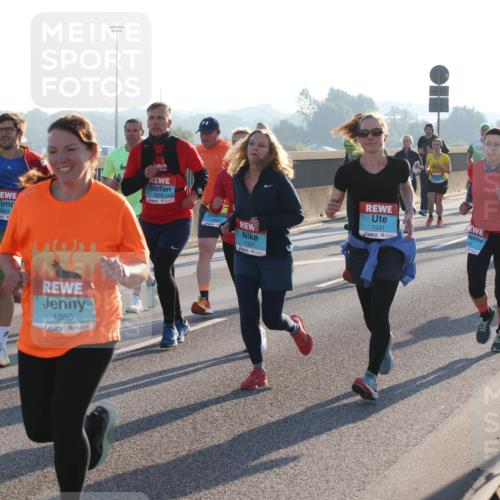 03.10.2025 - Köhlbrandbrückenlauf Lena Gebhardt http://msf.ph/oto/9061902 03.10.2025 09:20:00 Position 1 1530, 3484, 1350, 1327, 1331 meine-sportfotos.de
