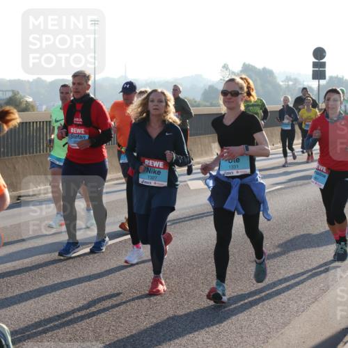03.10.2025 - Köhlbrandbrückenlauf Lena Gebhardt http://msf.ph/oto/9061909 03.10.2025 09:20:01 Position 1 1350, 1327, 1331 meine-sportfotos.de