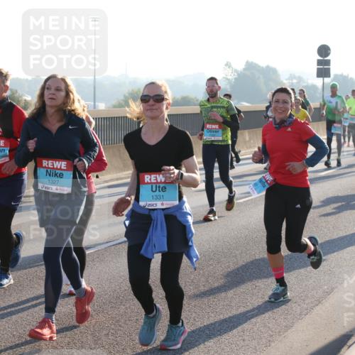 03.10.2025 - Köhlbrandbrückenlauf Lena Gebhardt http://msf.ph/oto/9061921 03.10.2025 09:20:01 Position 1 3272, 1327, 1331, 1876 meine-sportfotos.de