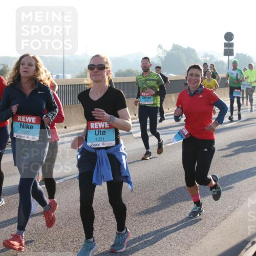 03.10.2025 - Köhlbrandbrückenlauf Lena Gebhardt http://msf.ph/oto/9061926 03.10.2025 09:20:01 Position 1 3272, 1327, 1331 meine-sportfotos.de