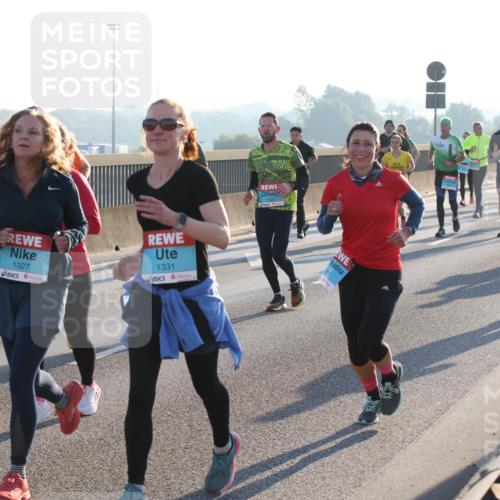 03.10.2025 - Köhlbrandbrückenlauf Lena Gebhardt http://msf.ph/oto/9061929 03.10.2025 09:20:01 Position 1 1327, 1331 meine-sportfotos.de