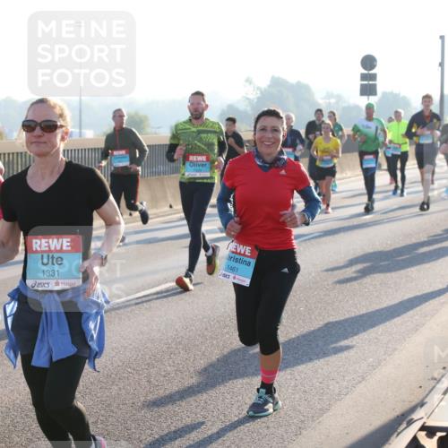 03.10.2025 - Köhlbrandbrückenlauf Lena Gebhardt http://msf.ph/oto/9061934 03.10.2025 09:20:01 Position 1 327, 716, 1331, 1461 meine-sportfotos.de