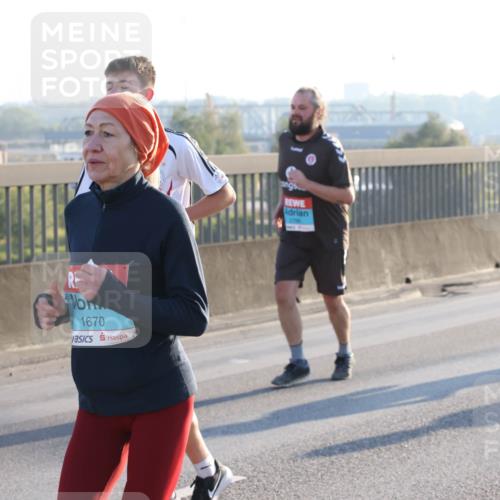 03.10.2025 - Köhlbrandbrückenlauf Lena Gebhardt http://msf.ph/oto/9062373 03.10.2025 09:20:16 Position 1 1670 meine-sportfotos.de