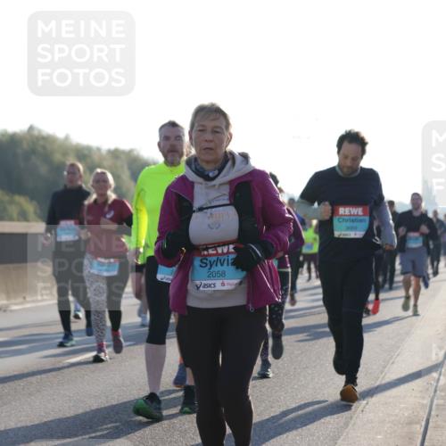 03.10.2025 - Köhlbrandbrückenlauf Jannik Wohlers http://msf.ph/oto/9062440 03.10.2025 09:23:39 Position 3 8, 2058, 3669 meine-sportfotos.de