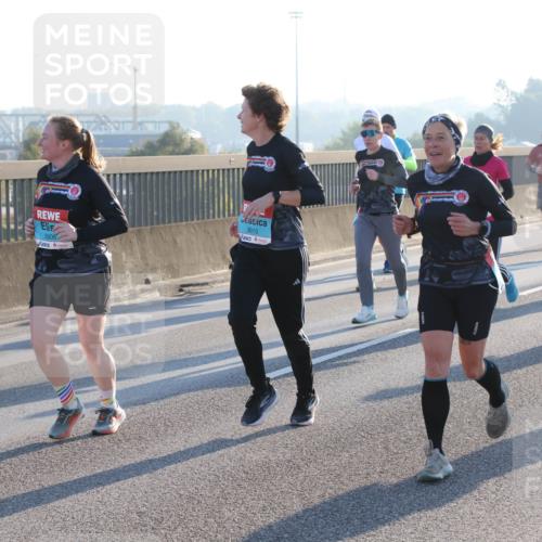 03.10.2025 - Köhlbrandbrückenlauf Lena Gebhardt http://msf.ph/oto/9062450 03.10.2025 09:20:18 Position 1 3006, 3010 meine-sportfotos.de