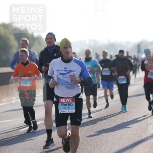 03.10.2025 - Köhlbrandbrückenlauf Jannik Wohlers http://msf.ph/oto/9062489 03.10.2025 09:15:40 Position 3 41, 29, 201, 1116 meine-sportfotos.de