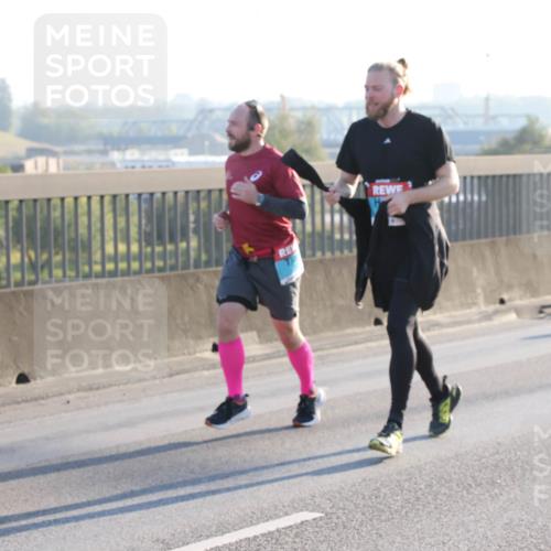 03.10.2025 - Köhlbrandbrückenlauf Lena Gebhardt http://msf.ph/oto/9062614 03.10.2025 09:20:23 Position 1  meine-sportfotos.de