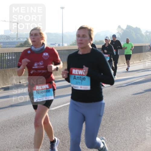 03.10.2025 - Köhlbrandbrückenlauf Lena Gebhardt http://msf.ph/oto/9062660 03.10.2025 09:20:24 Position 1 1363, 3711 meine-sportfotos.de