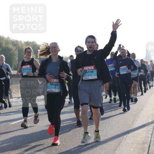 03.10.2025 - Köhlbrandbrückenlauf Jannik Wohlers http://msf.ph/oto/9062665 03.10.2025 09:23:44 Position 3 4, 1728, 1136, 1254 meine-sportfotos.de