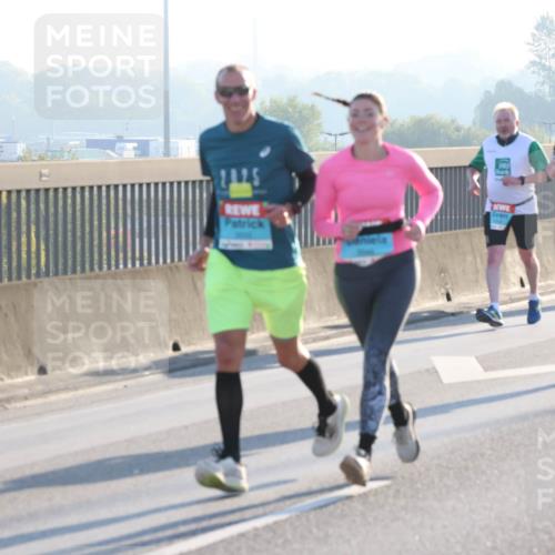 03.10.2025 - Köhlbrandbrückenlauf Lena Gebhardt http://msf.ph/oto/9062835 03.10.2025 09:20:29 Position 1 23, 25 meine-sportfotos.de