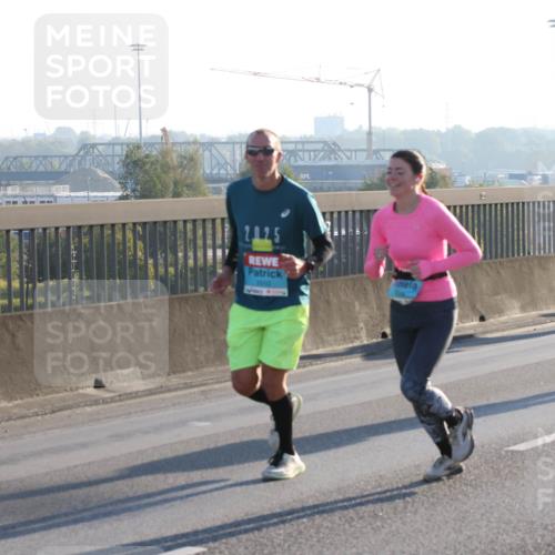 03.10.2025 - Köhlbrandbrückenlauf Lena Gebhardt http://msf.ph/oto/9062905 03.10.2025 09:20:30 Position 1 2025 meine-sportfotos.de