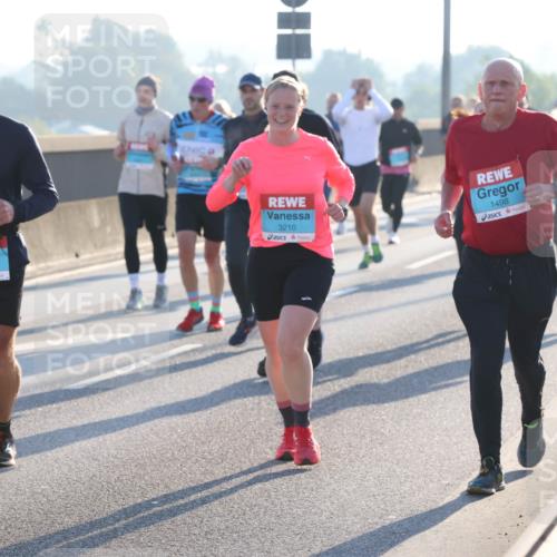 03.10.2025 - Köhlbrandbrückenlauf Lena Gebhardt http://msf.ph/oto/9062976 03.10.2025 09:20:33 Position 1 3750, 3210, 1498 meine-sportfotos.de