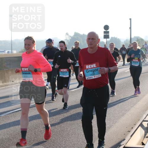 03.10.2025 - Köhlbrandbrückenlauf Lena Gebhardt http://msf.ph/oto/9063024 03.10.2025 09:20:35 Position 1 3210, 3515, 1498 meine-sportfotos.de