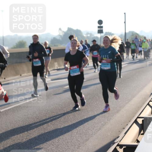 03.10.2025 - Köhlbrandbrückenlauf Lena Gebhardt http://msf.ph/oto/9063057 03.10.2025 09:20:37 Position 1  meine-sportfotos.de