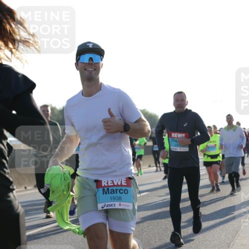 03.10.2025 - Köhlbrandbrückenlauf Jannik Wohlers http://msf.ph/oto/9063079 03.10.2025 09:23:53 Position 3 3660, 1938, 230 meine-sportfotos.de