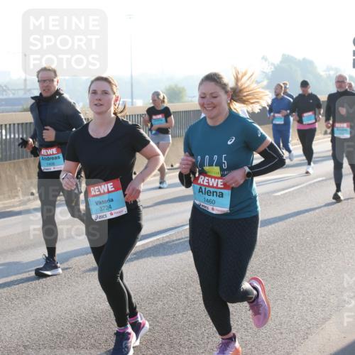 03.10.2025 - Köhlbrandbrückenlauf Lena Gebhardt http://msf.ph/oto/9063086 03.10.2025 09:20:38 Position 1 2027, 1408, 3724, 2025, 1460 meine-sportfotos.de
