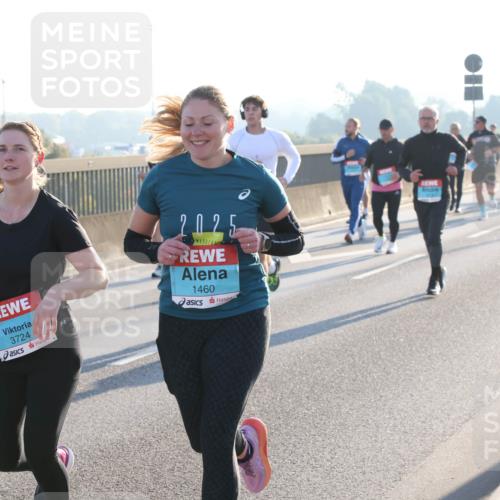 03.10.2025 - Köhlbrandbrückenlauf Lena Gebhardt http://msf.ph/oto/9063097 03.10.2025 09:20:38 Position 1 3724, 19, 7, 1460 meine-sportfotos.de