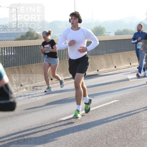 03.10.2025 - Köhlbrandbrückenlauf Lena Gebhardt http://msf.ph/oto/9063120 03.10.2025 09:20:39 Position 1 1873 meine-sportfotos.de