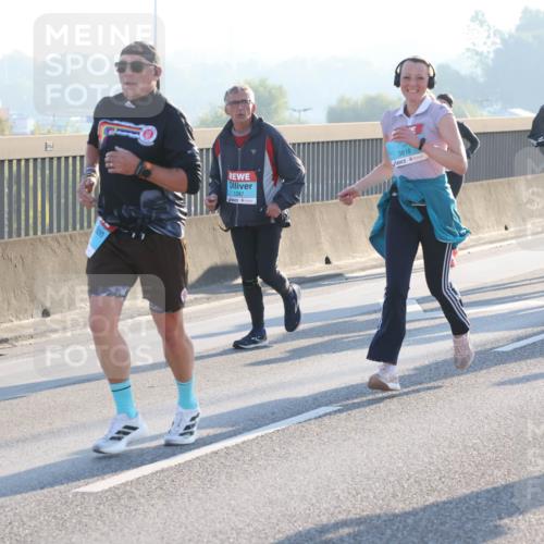 03.10.2025 - Köhlbrandbrückenlauf Lena Gebhardt http://msf.ph/oto/9063197 03.10.2025 09:20:43 Position 1 1287, 3818, 1699 meine-sportfotos.de