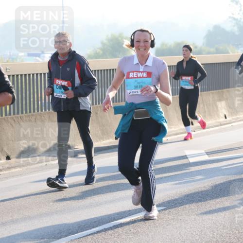 03.10.2025 - Köhlbrandbrückenlauf Lena Gebhardt http://msf.ph/oto/9063221 03.10.2025 09:20:44 Position 1 76, 128, 3818, 1699 meine-sportfotos.de