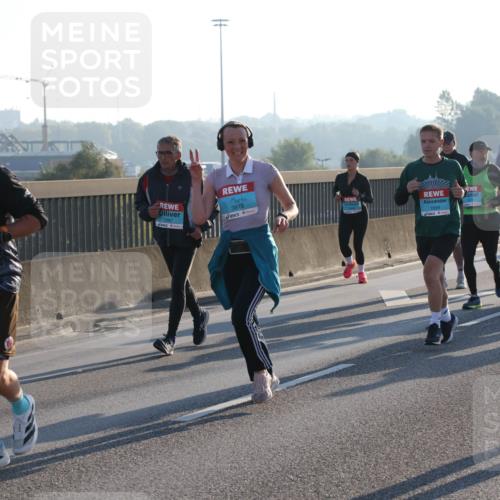 03.10.2025 - Köhlbrandbrückenlauf Lena Gebhardt http://msf.ph/oto/9063243 03.10.2025 09:20:44 Position 1 1287, 3818, 1699, 1505 meine-sportfotos.de