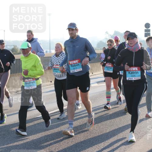 03.10.2025 - Köhlbrandbrückenlauf Lena Gebhardt http://msf.ph/oto/9063325 03.10.2025 09:20:47 Position 1 1674, 1164, 1162, 3375, 3326 meine-sportfotos.de