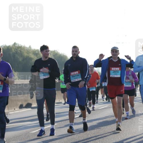 03.10.2025 - Köhlbrandbrückenlauf Jannik Wohlers http://msf.ph/oto/9063356 03.10.2025 09:24:05 Position 3 2988, 2383, 2239, 2382, 2384 meine-sportfotos.de