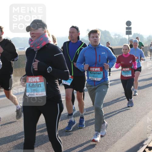 03.10.2025 - Köhlbrandbrückenlauf Lena Gebhardt http://msf.ph/oto/9063360 03.10.2025 09:20:48 Position 1 3375, 3326, 2117, 1515 meine-sportfotos.de