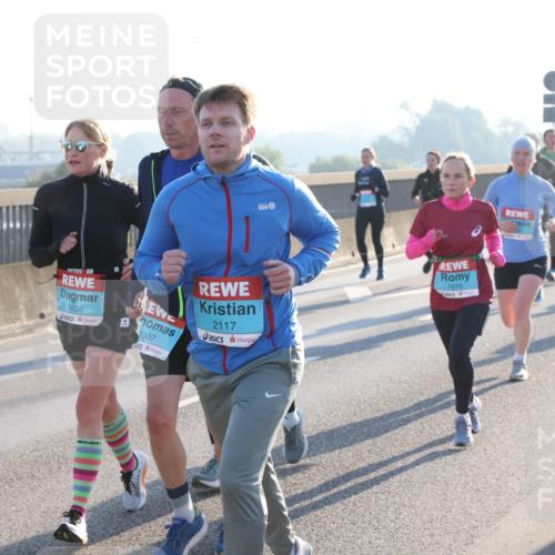 03.10.2025 - Köhlbrandbrückenlauf Lena Gebhardt http://msf.ph/oto/9063377 03.10.2025 09:20:49 Position 1 1636, 1307, 2117, 1515 meine-sportfotos.de