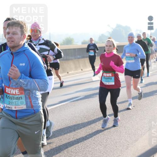 03.10.2025 - Köhlbrandbrückenlauf Lena Gebhardt http://msf.ph/oto/9063382 03.10.2025 09:20:50 Position 1 1636, 130, 2117, 1515 meine-sportfotos.de
