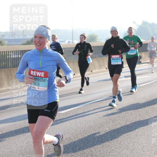 03.10.2025 - Köhlbrandbrückenlauf Lena Gebhardt http://msf.ph/oto/9063426 03.10.2025 09:20:51 Position 1 1521, 3539 meine-sportfotos.de