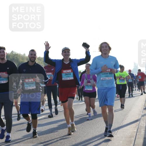 03.10.2025 - Köhlbrandbrückenlauf Jannik Wohlers http://msf.ph/oto/9063439 03.10.2025 09:24:06 Position 3 2383, 2239, 2382, 2384 meine-sportfotos.de