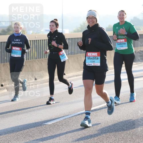 03.10.2025 - Köhlbrandbrückenlauf Lena Gebhardt http://msf.ph/oto/9063440 03.10.2025 09:20:52 Position 1 3743, 1338, 3186 meine-sportfotos.de