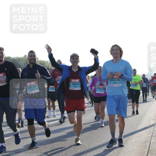 03.10.2025 - Köhlbrandbrückenlauf Jannik Wohlers http://msf.ph/oto/9063450 03.10.2025 09:24:06 Position 3 2239, 2382, 2637, 2384 meine-sportfotos.de