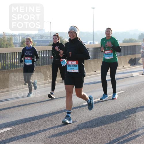03.10.2025 - Köhlbrandbrückenlauf Lena Gebhardt http://msf.ph/oto/9063456 03.10.2025 09:20:53 Position 1 1338, 3743, 3186, 1933 meine-sportfotos.de
