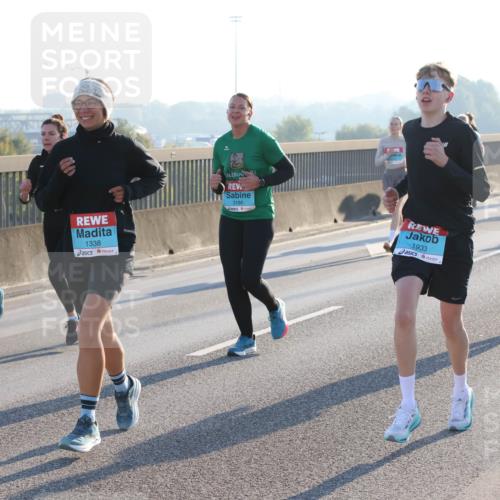 03.10.2025 - Köhlbrandbrückenlauf Lena Gebhardt http://msf.ph/oto/9063463 03.10.2025 09:20:53 Position 1 1338, 3186, 1933, 1921 meine-sportfotos.de