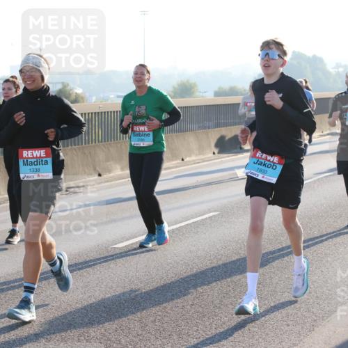 03.10.2025 - Köhlbrandbrückenlauf Lena Gebhardt http://msf.ph/oto/9063466 03.10.2025 09:20:53 Position 1 3743, 1338, 3186, 1933, 1921 meine-sportfotos.de