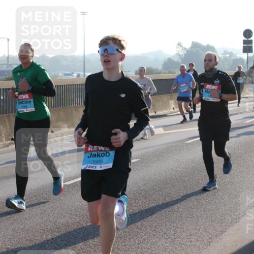 03.10.2025 - Köhlbrandbrückenlauf Lena Gebhardt http://msf.ph/oto/9063474 03.10.2025 09:20:53 Position 1 293, 3186, 1933, 918, 192 meine-sportfotos.de