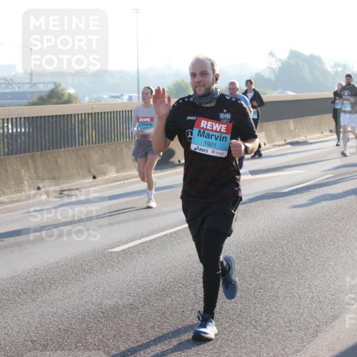 03.10.2025 - Köhlbrandbrückenlauf Lena Gebhardt http://msf.ph/oto/9063501 03.10.2025 09:20:54 Position 1 13, 1921 meine-sportfotos.de
