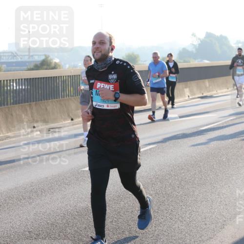 03.10.2025 - Köhlbrandbrückenlauf Lena Gebhardt http://msf.ph/oto/9063504 03.10.2025 09:20:55 Position 1 1921 meine-sportfotos.de