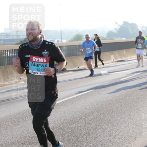 03.10.2025 - Köhlbrandbrückenlauf Lena Gebhardt http://msf.ph/oto/9063509 03.10.2025 09:20:55 Position 1 1921 meine-sportfotos.de
