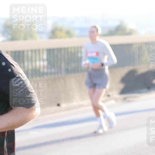 03.10.2025 - Köhlbrandbrückenlauf Lena Gebhardt http://msf.ph/oto/9063525 03.10.2025 09:20:56 Position 1 18, 88, 8 meine-sportfotos.de
